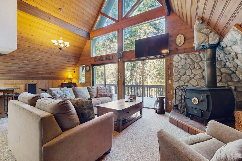 Spacious riverfront home near Leavenworth with beach - dog-friendly