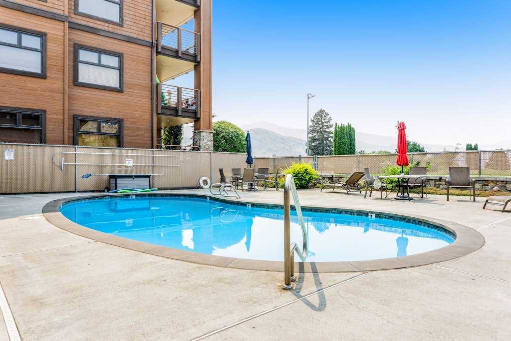 Lovely Studio Steps From Lake Chelan w/Shared Pool, Free WiFi, Central AC, Patio
