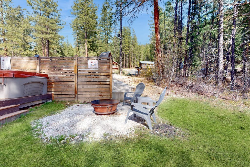 Cozy Mountain Hideaway near Leavenworth & Steven’s Pass Ski Resort with hot tub