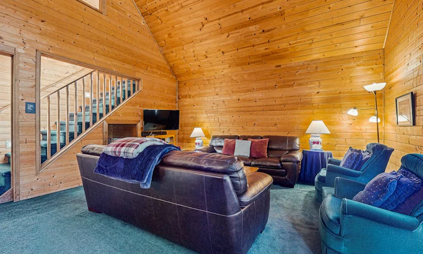 Spacious Cabin-Style Home on Two Full Acres - Private Hot Tub & Free WiFi