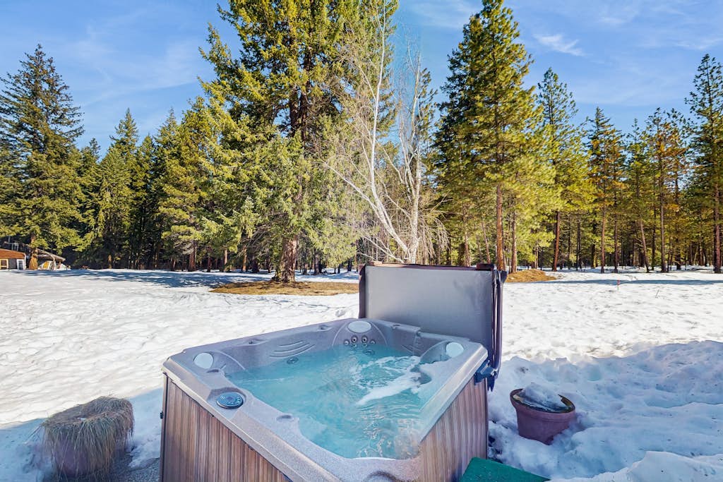 Spacious Cabin-Style Home on Two Full Acres - Private Hot Tub & Free WiFi