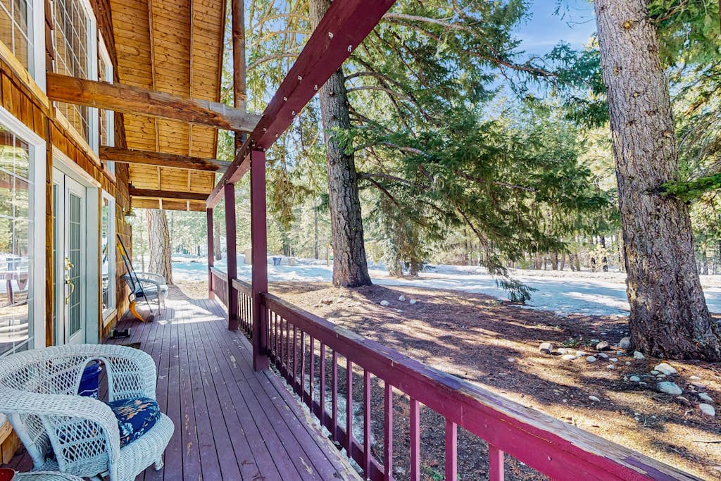 Spacious Cabin-Style Home on Two Full Acres - Private Hot Tub & Free WiFi