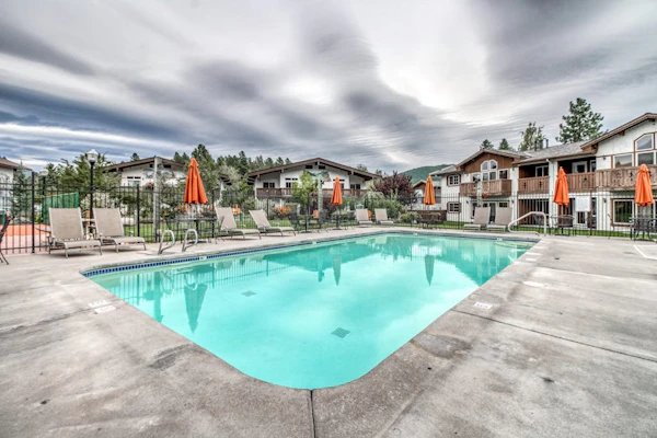 Ground-floor studio w/ patio, shared pools & hot tub - near downtown