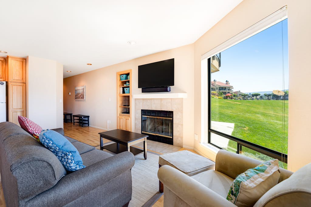 Lake & Mountain View Condo w/ Deck, AC & Shared Pools/Docks/Hot Tub/Tennis