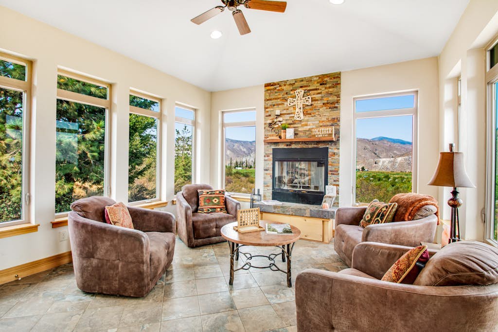 Stunning dog-friendly home with lovely patio/balcony & sunroom