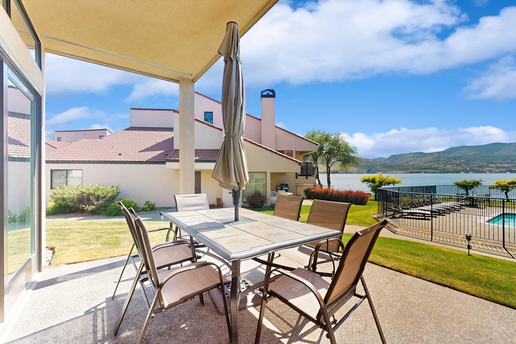 Stylish Condo with Shared Hot Tub, Pool & Lakefront Access