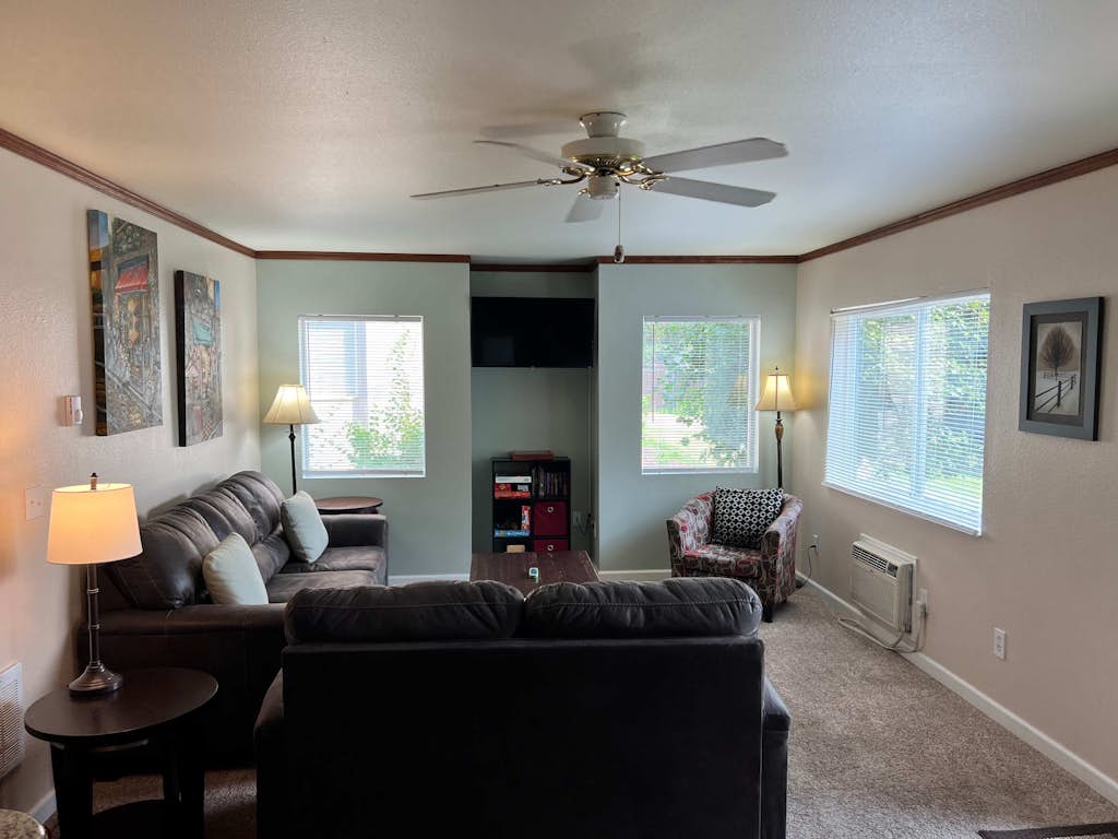 Dog-friendly, ground-floor condo w/ patio - close to town and hiking
