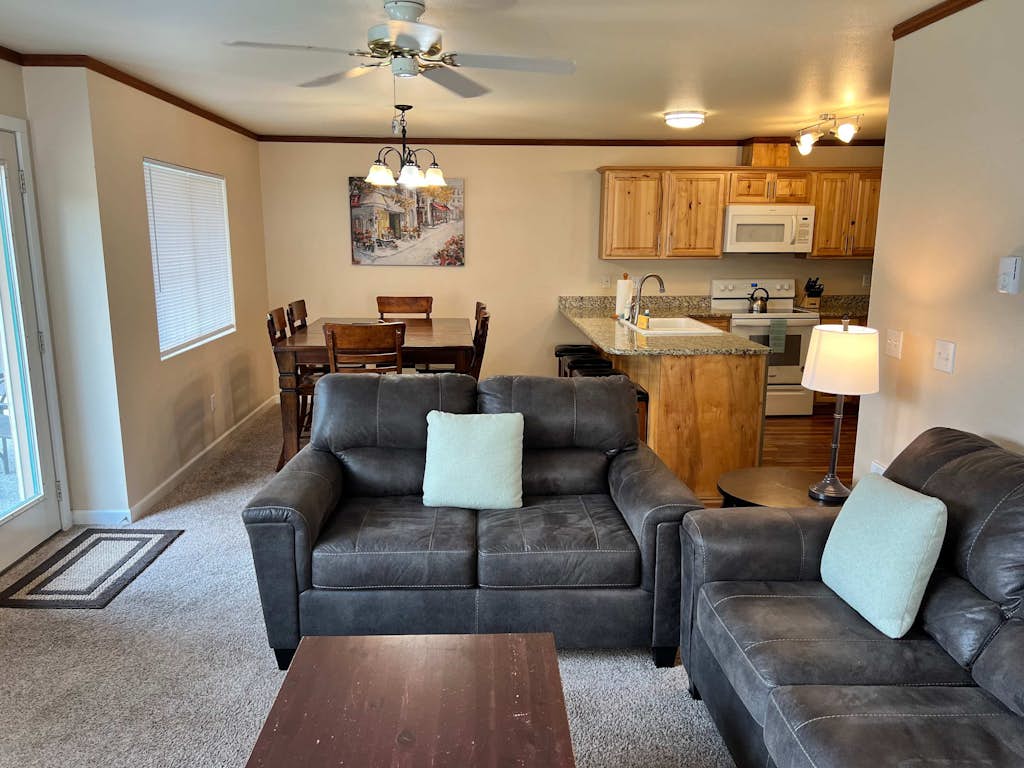 Dog-friendly, ground-floor condo w/ patio - close to town and hiking