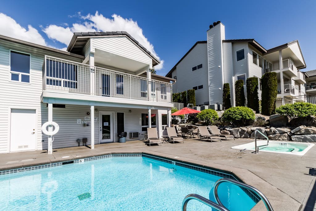 Spacious condo near downtown with pool & hot tub access - close to the lake