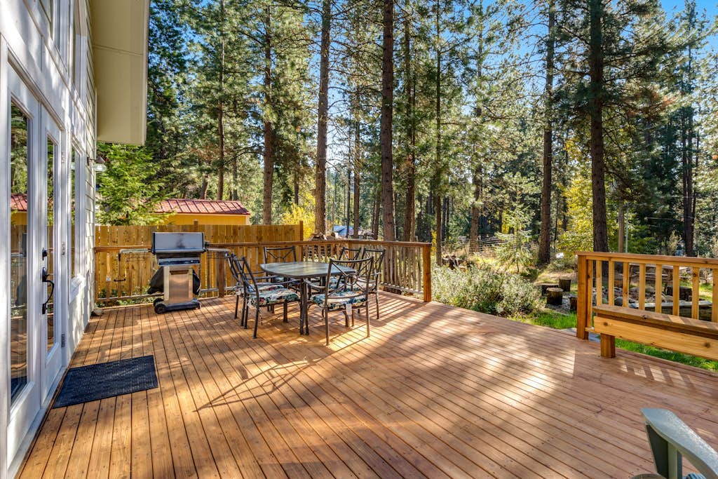 Light-filled cathedral ceiling home with territorial view, W/D, AC, dog-friendly