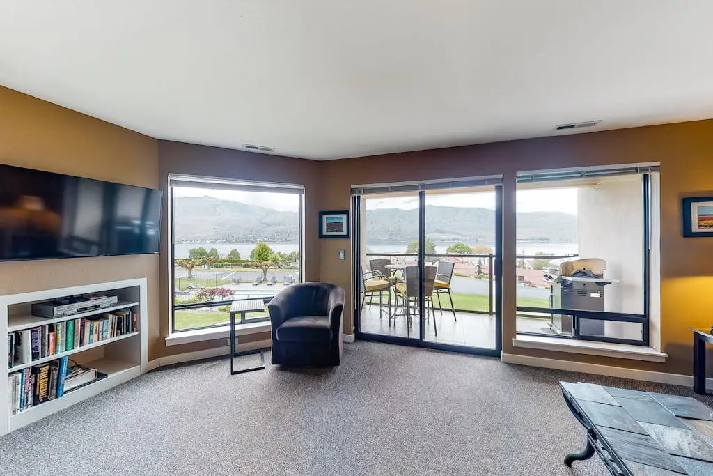 Lake Chelan Shores - A Lakeside Spectacular #17-10