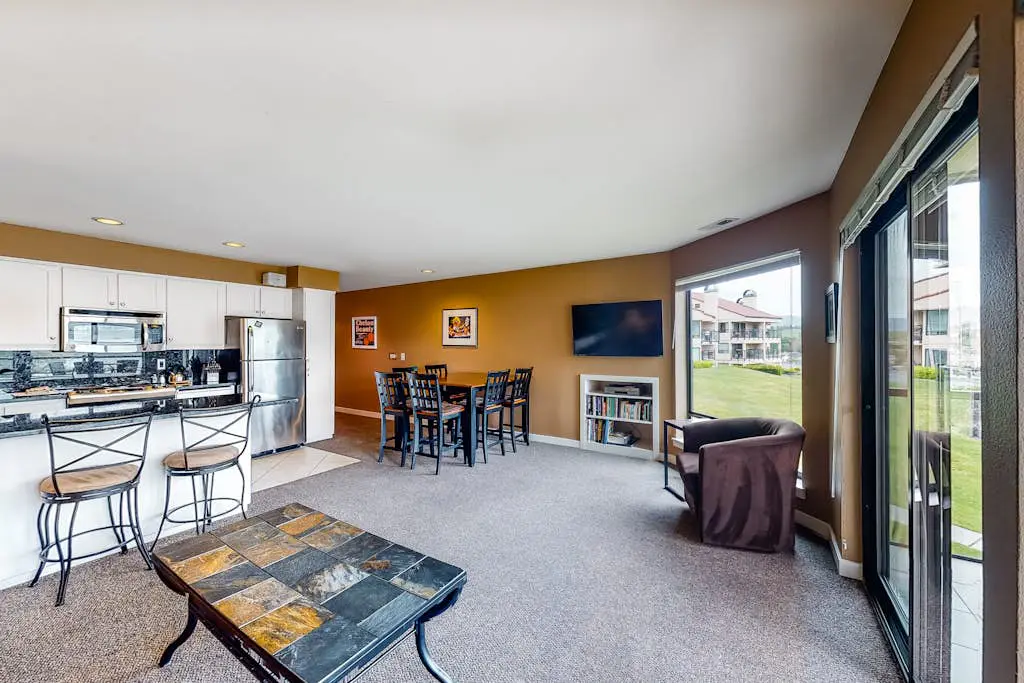 Lake Chelan Shores - A Lakeside Spectacular #17-10
