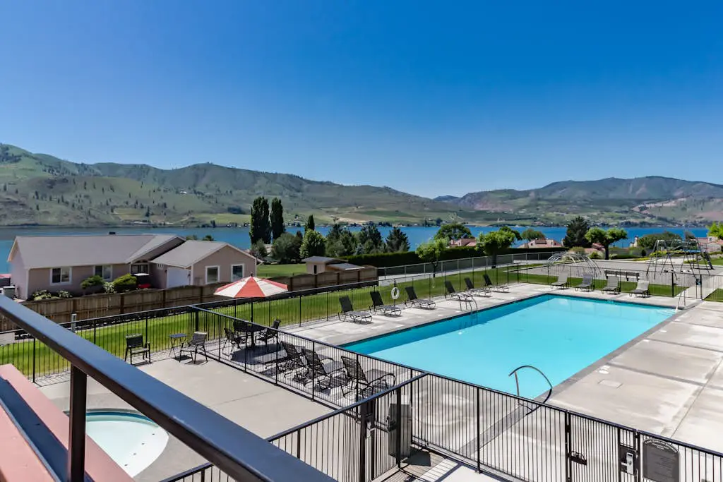 Lake Chelan Shores - A Lakeside Spectacular #17-10