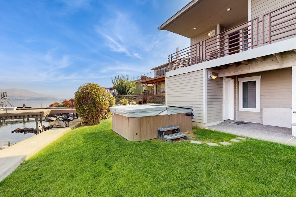 Gorgeous home with 92 feet of private waterfront, swim deck & private hot tub