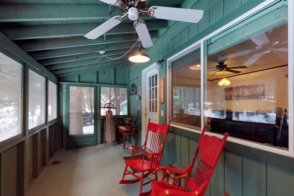 Cozy cabin near river, tubing, skiing, fishing - breathtaking location