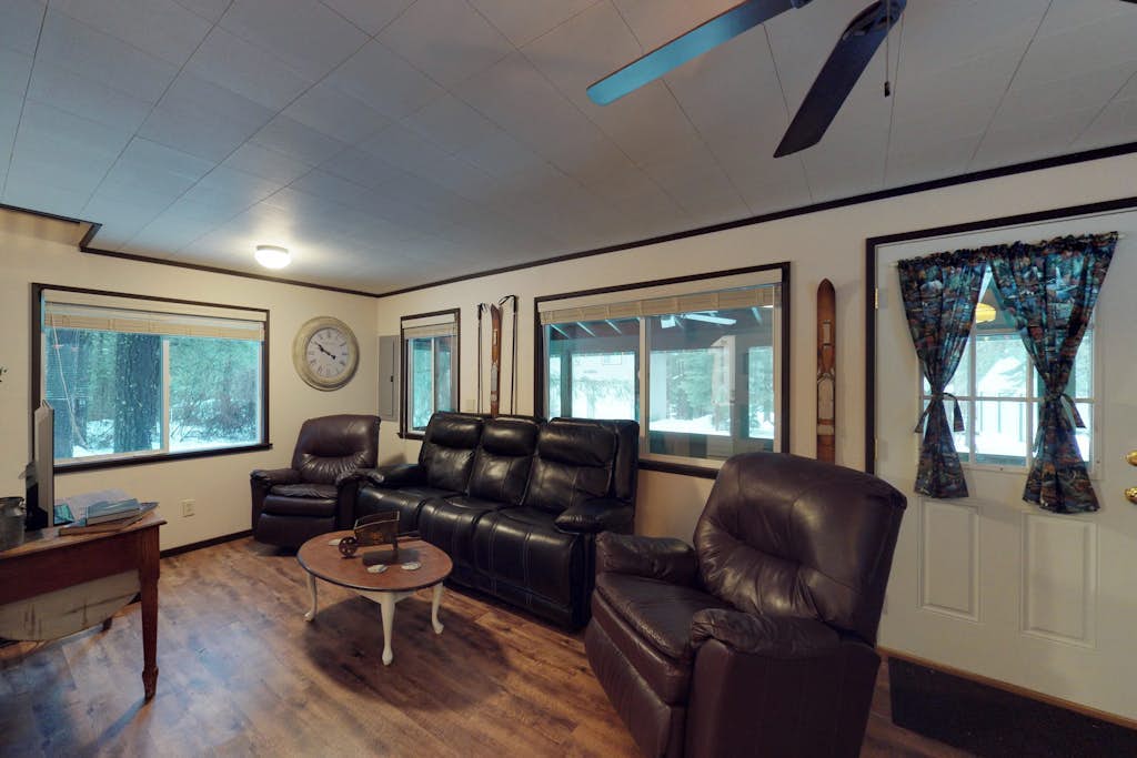 Cozy cabin near river, tubing, skiing, fishing - breathtaking location