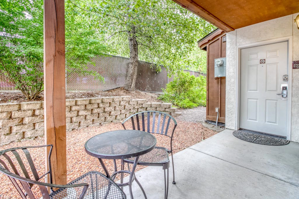 Icicle Village Resort 401 & 402 - Ponderosa Hideaway