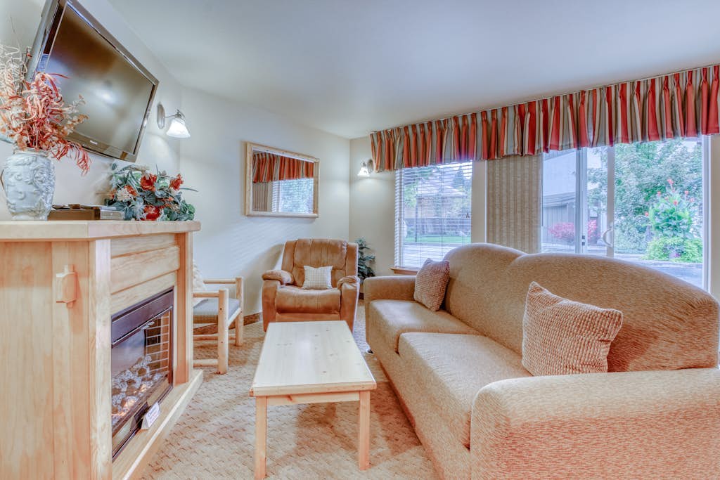 Ground-floor condo w/ two patios, shared pools & hot tubs - walk downtown