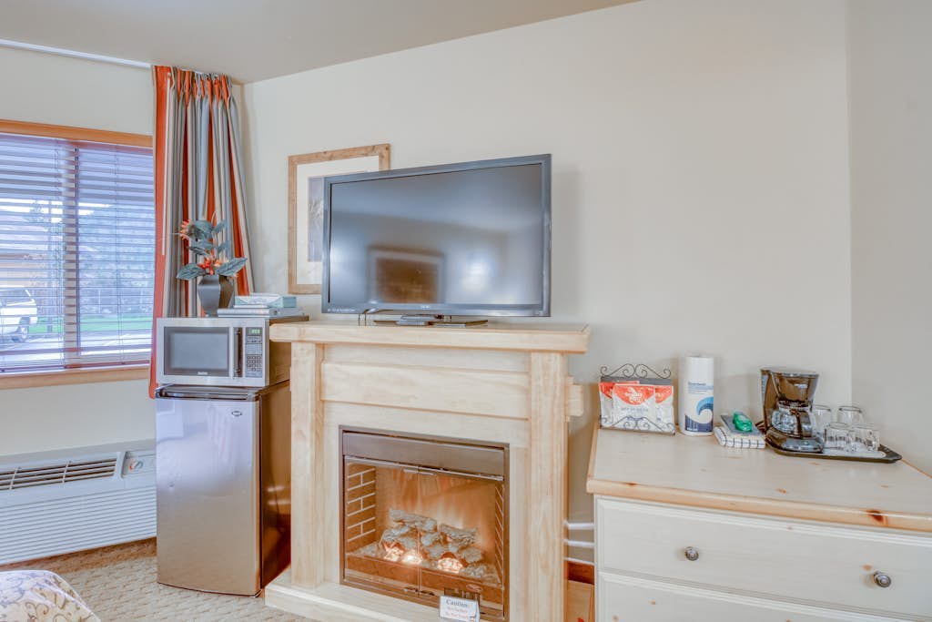 Ground-floor condo w/ two patios, shared pools & hot tubs - walk downtown