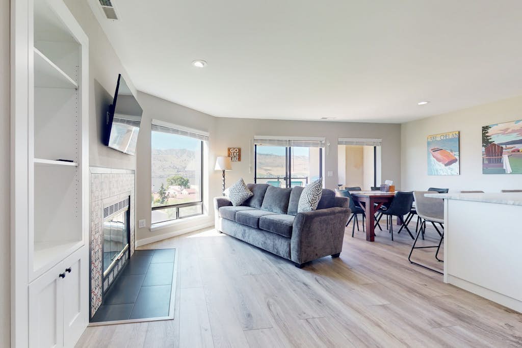 Lakeside condo with gas grill, shared pools, Wifi and W/D