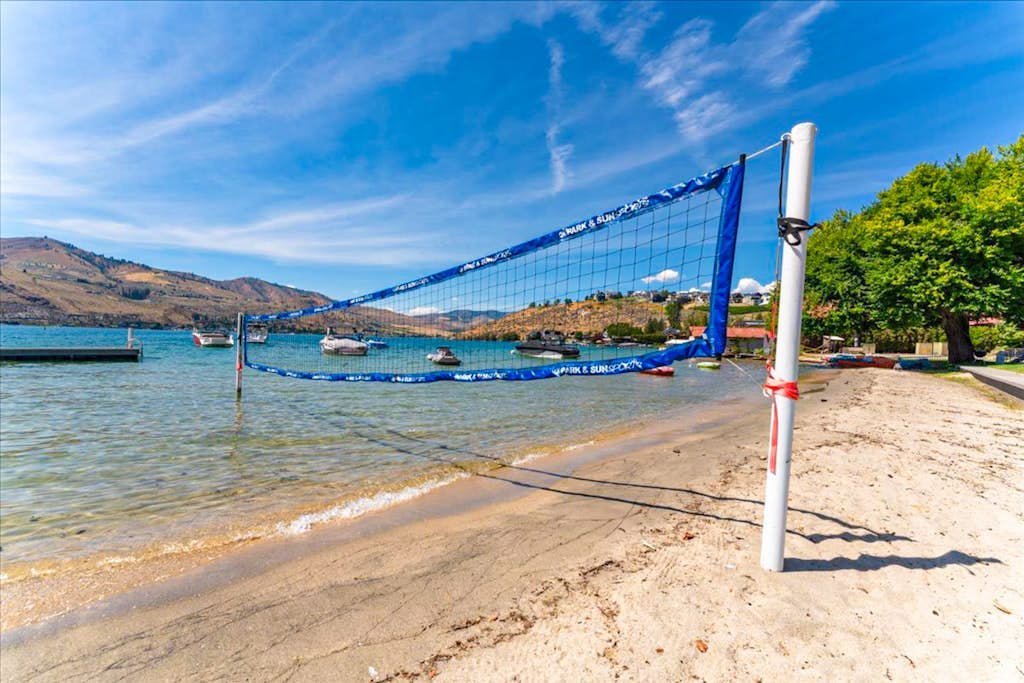 Spacious condo w/ wifi, shared pool, hot tub & amazing location