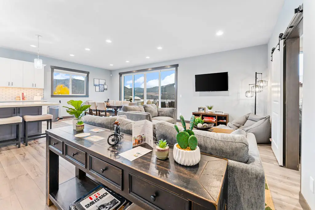 Modern Manson Lakeview