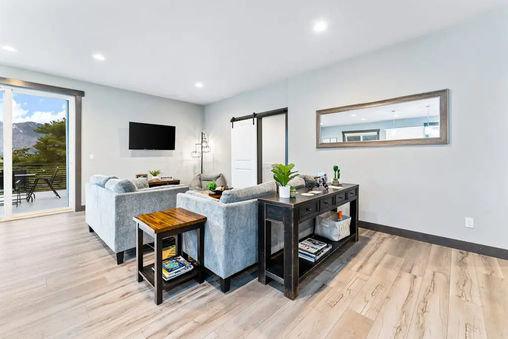 Modern Manson Lakeview