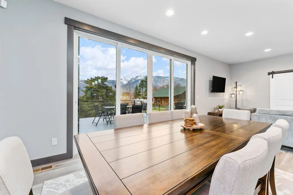 Modern Manson Lakeview