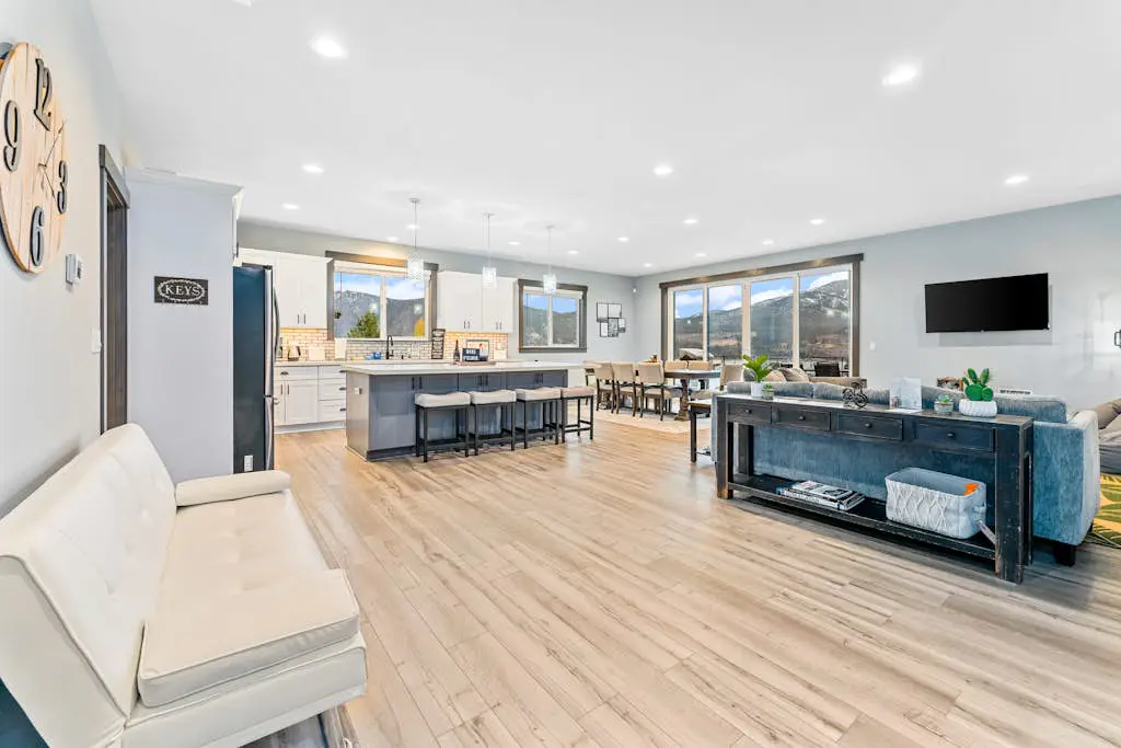 Modern Manson Lakeview