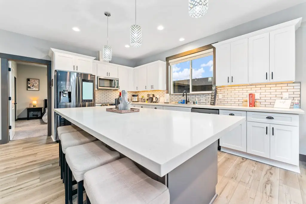 Modern Manson Lakeview