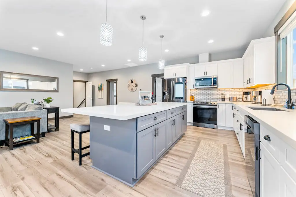 Modern Manson Lakeview