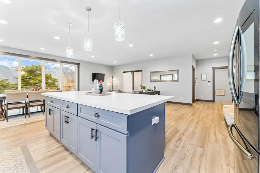 Modern Manson Lakeview