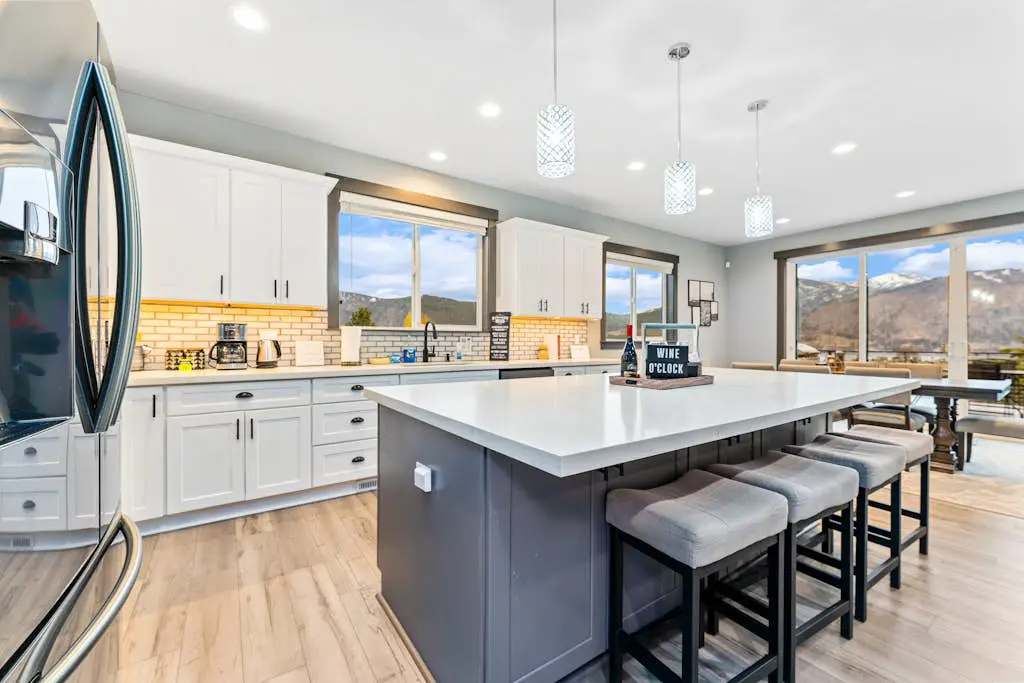 Modern Manson Lakeview