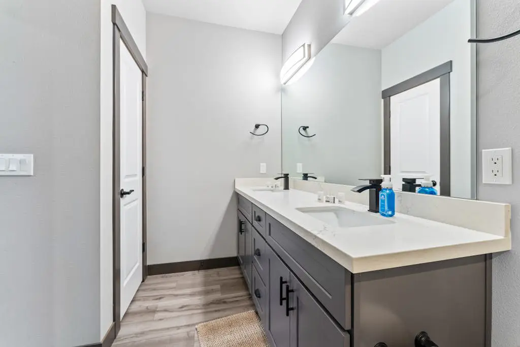 Modern Manson Lakeview