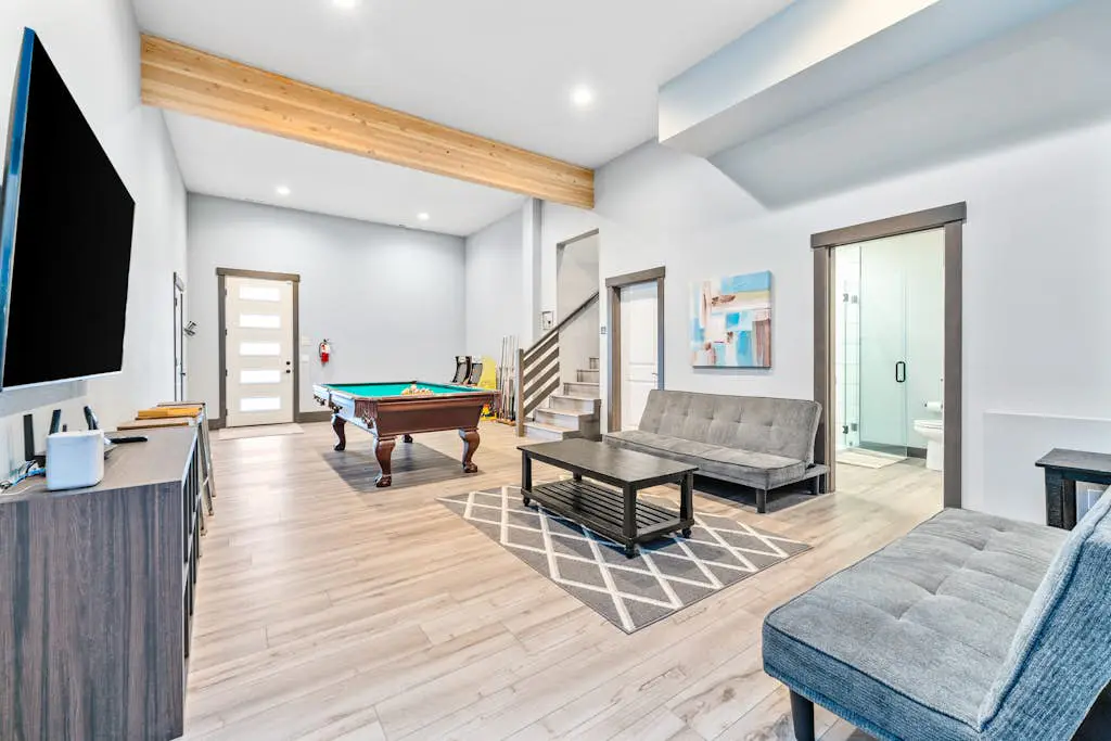 Modern Manson Lakeview