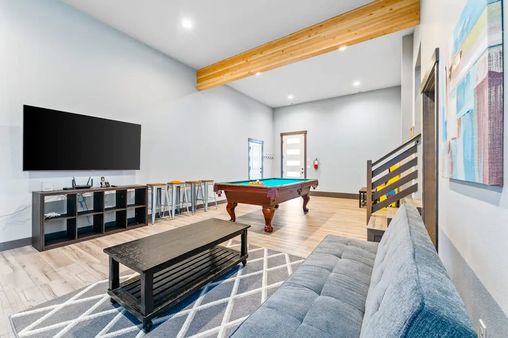 Modern Manson Lakeview