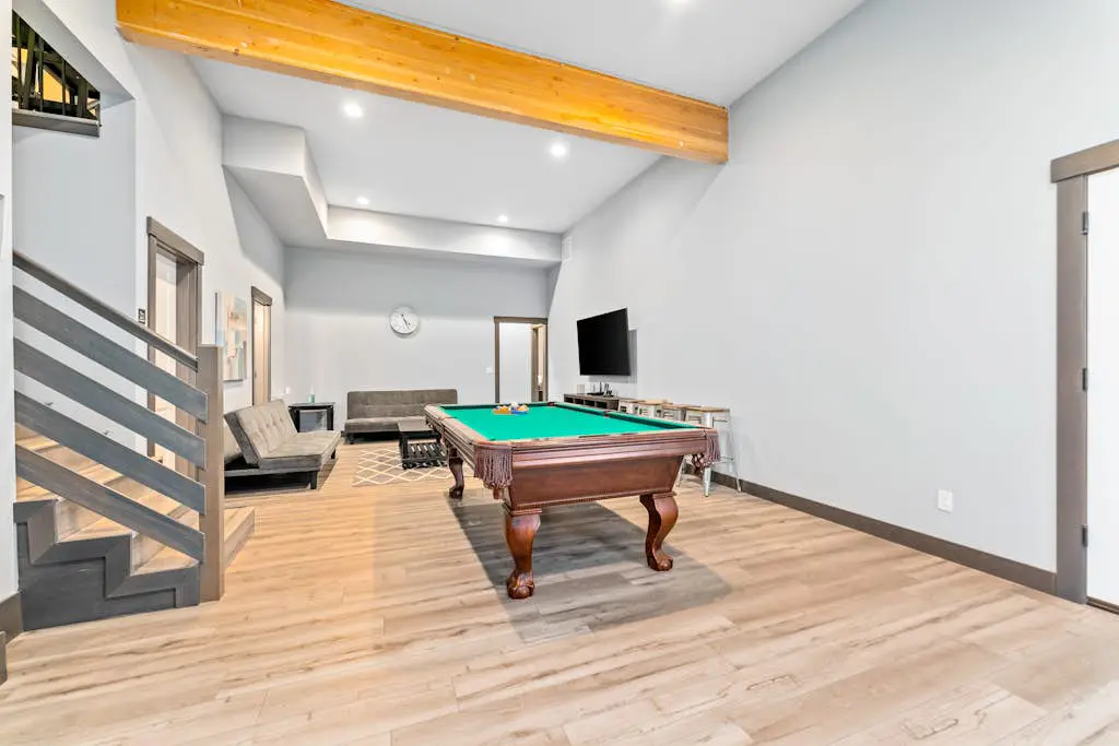 Modern Manson Lakeview