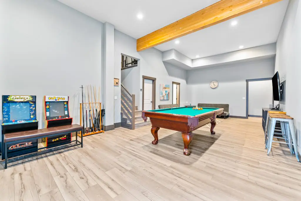 Modern Manson Lakeview