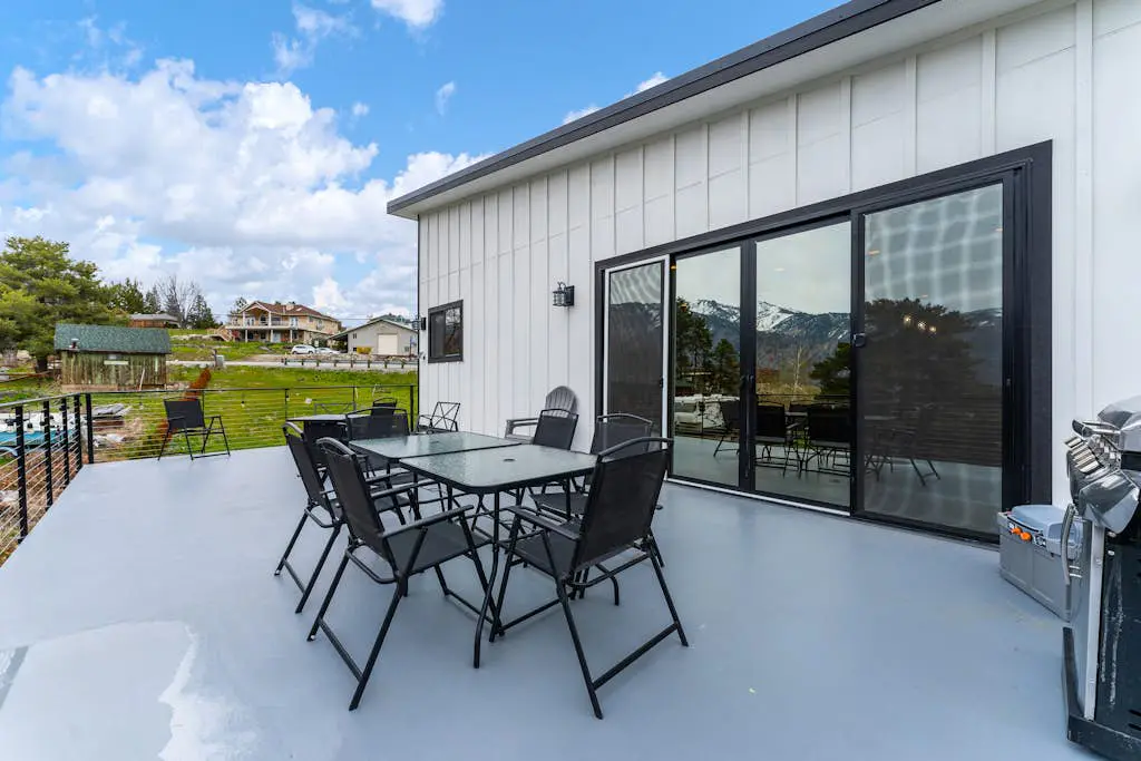 Modern Manson Lakeview