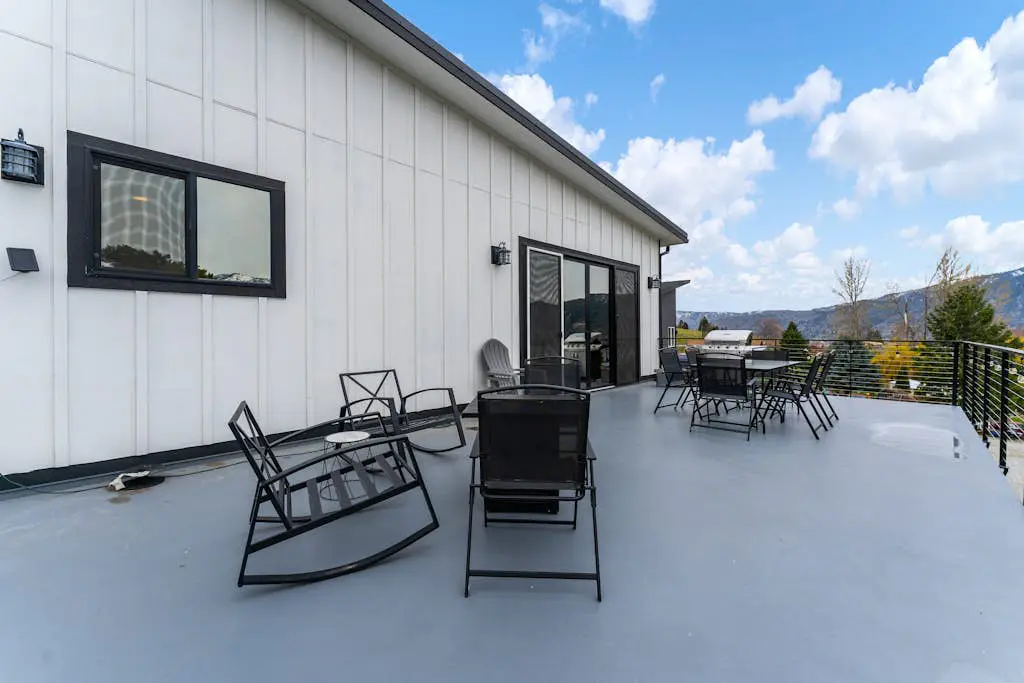 Modern Manson Lakeview