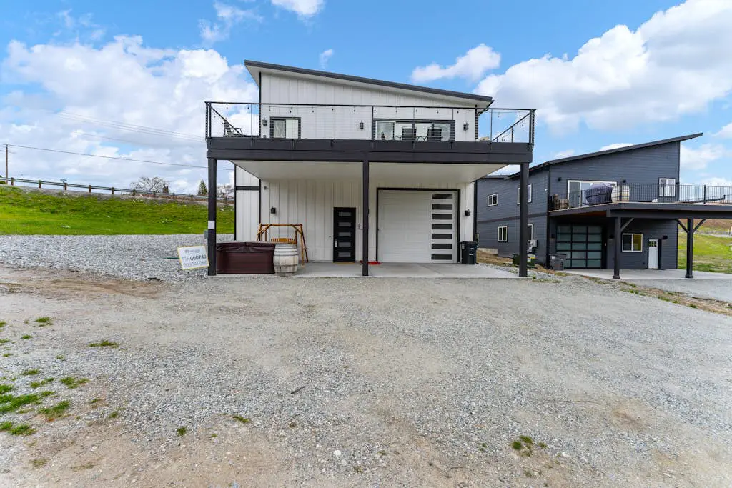Modern Manson Lakeview