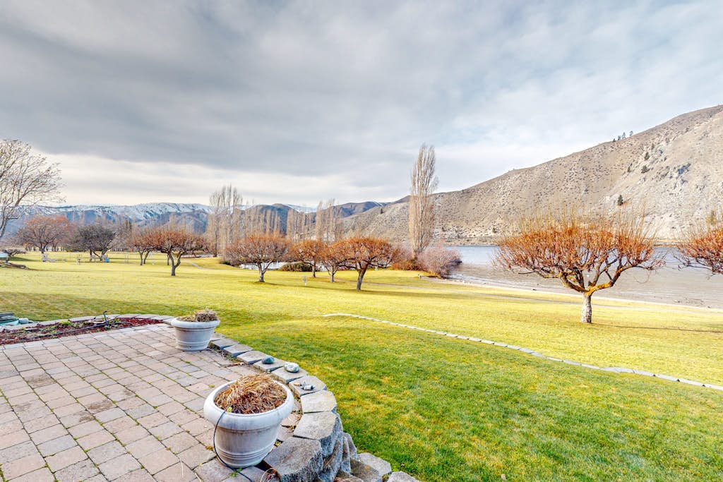 Riverfront home with boat launch, pool, tennis/pickle ball courts, & clubhouse