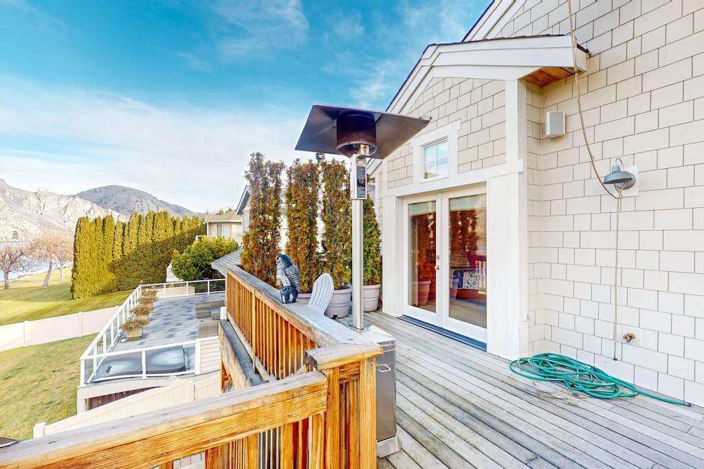 Riverfront home with boat launch, pool, tennis/pickle ball courts, & clubhouse