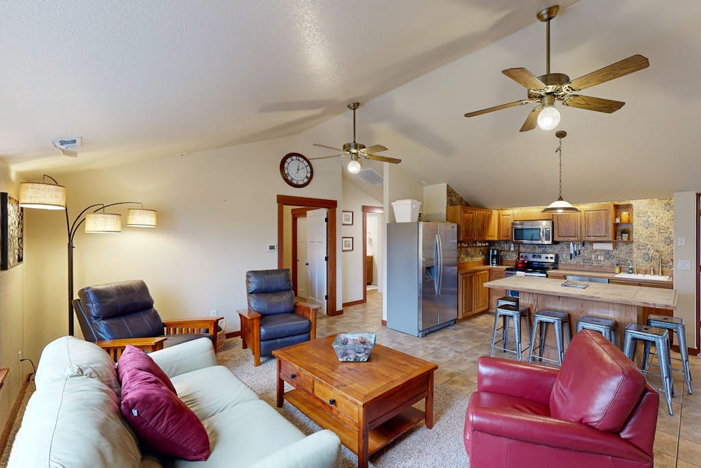 Lovely condo near downtown activities w/central AC, WiFi, & private washer/dryer