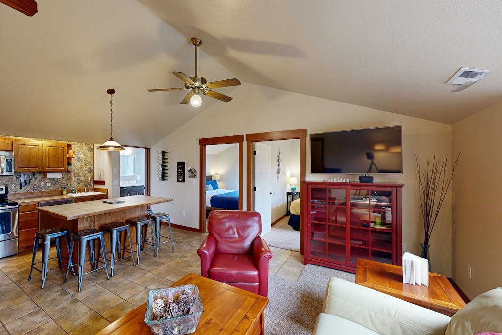 Lovely condo near downtown activities w/central AC, WiFi, & private washer/dryer