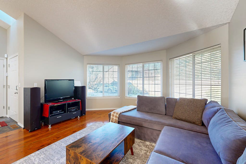 Family-Friendly House with Fireplace, Kitchen & Yard - Wineries Nearby