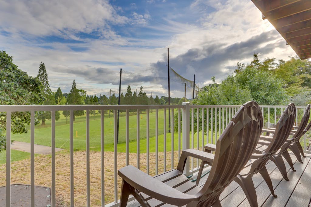 Bright & Cheery Golf Getaway, Close to Wineries & Local Attractions