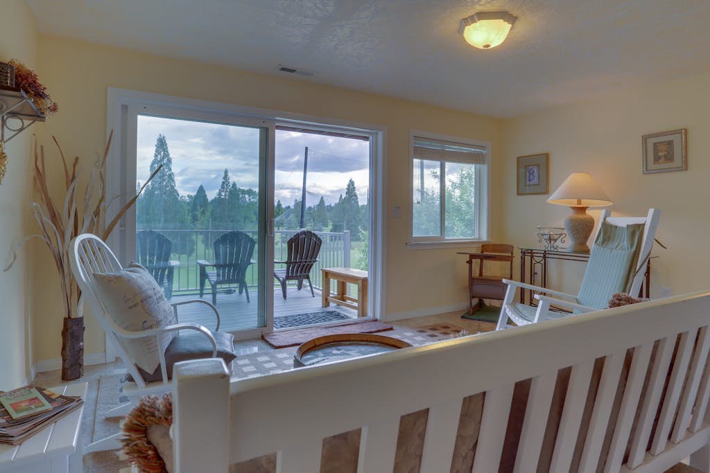 Bright & Cheery Golf Getaway, Close to Wineries & Local Attractions