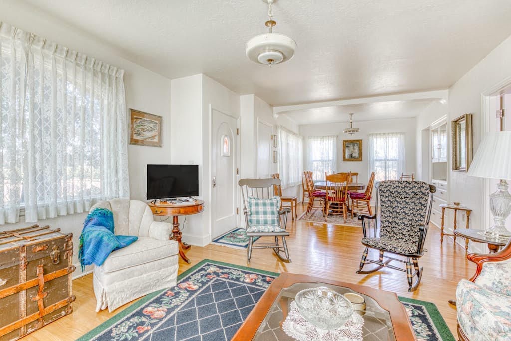 Historic Dog-friendly Home with Antiques, Near Wine Tasting