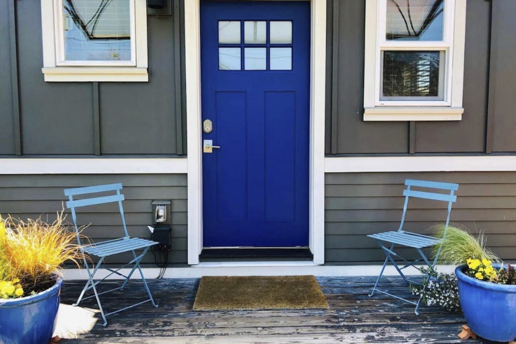Blue Door Tiny Home in Mississippi District, near downtown & Convention Center